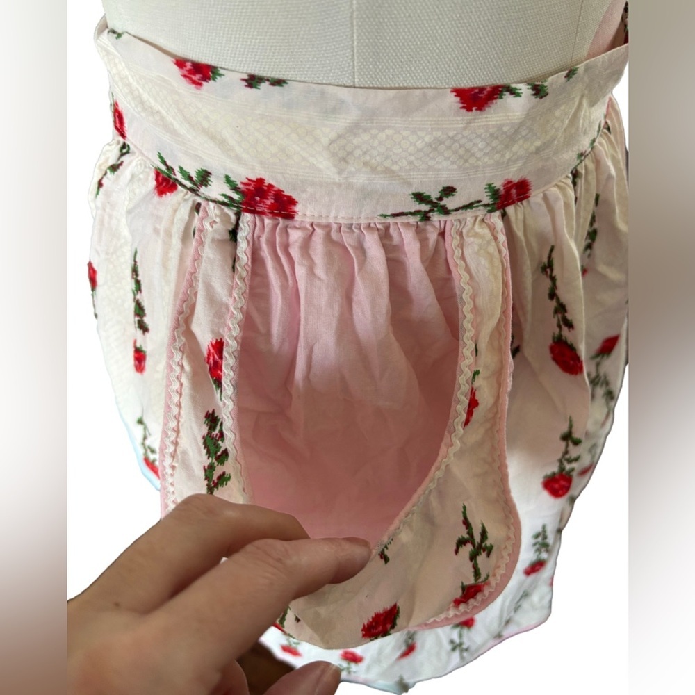 Vintage handmade Cottagecore Romantic Floral Apron – Pink Red Rose Print - Picture 8 of 9